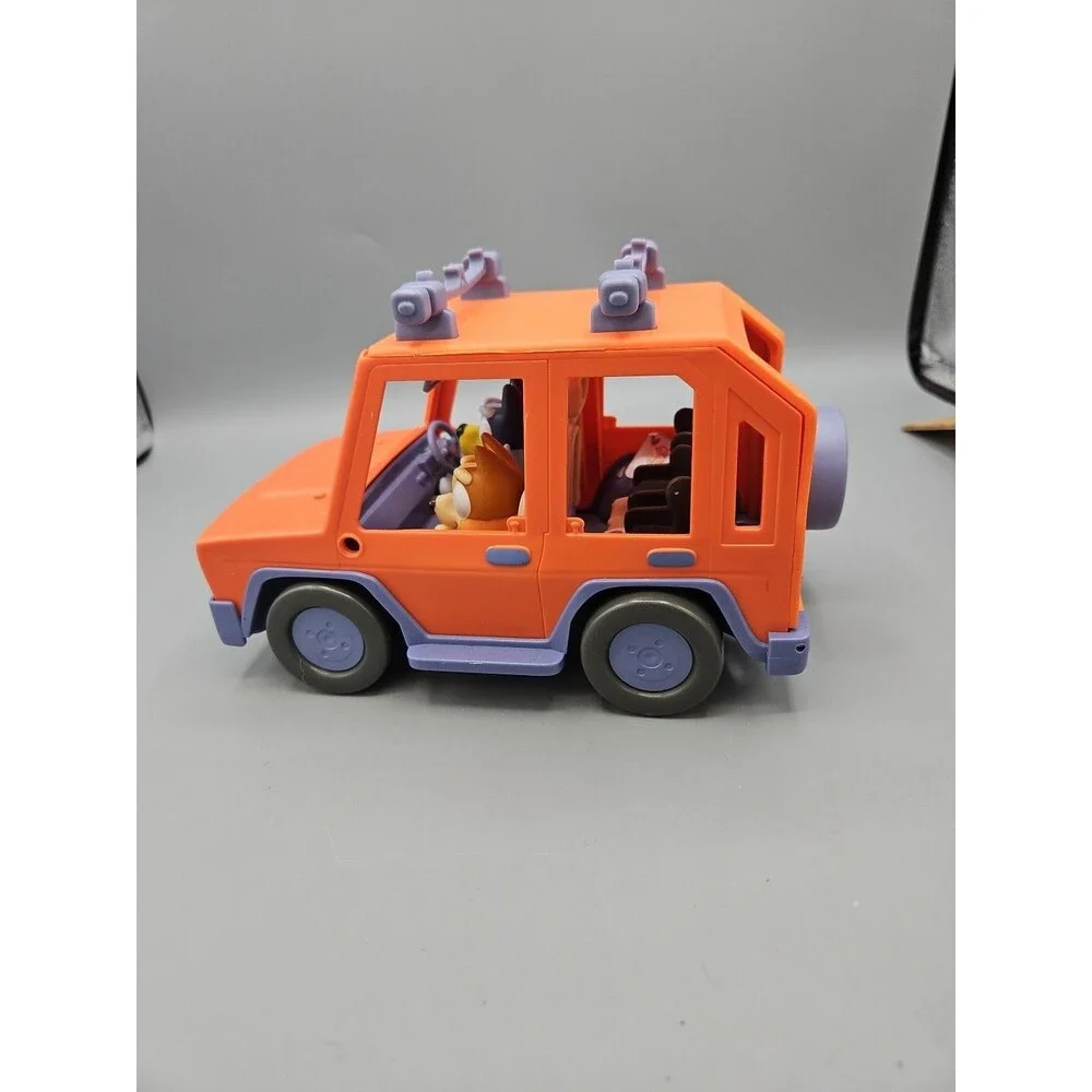 Bluey Heeler 4WD Family Vehicle toy car with  figures